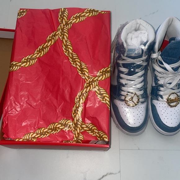 Nike Air Jordan 1 Retro HI OG - Picture 6 of 8